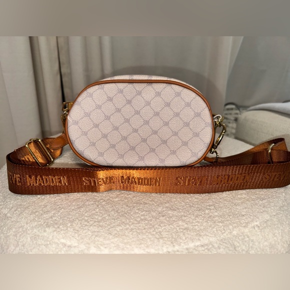Steve Madden Tan and Gold Crossbody Bag - Picture 2 of 4